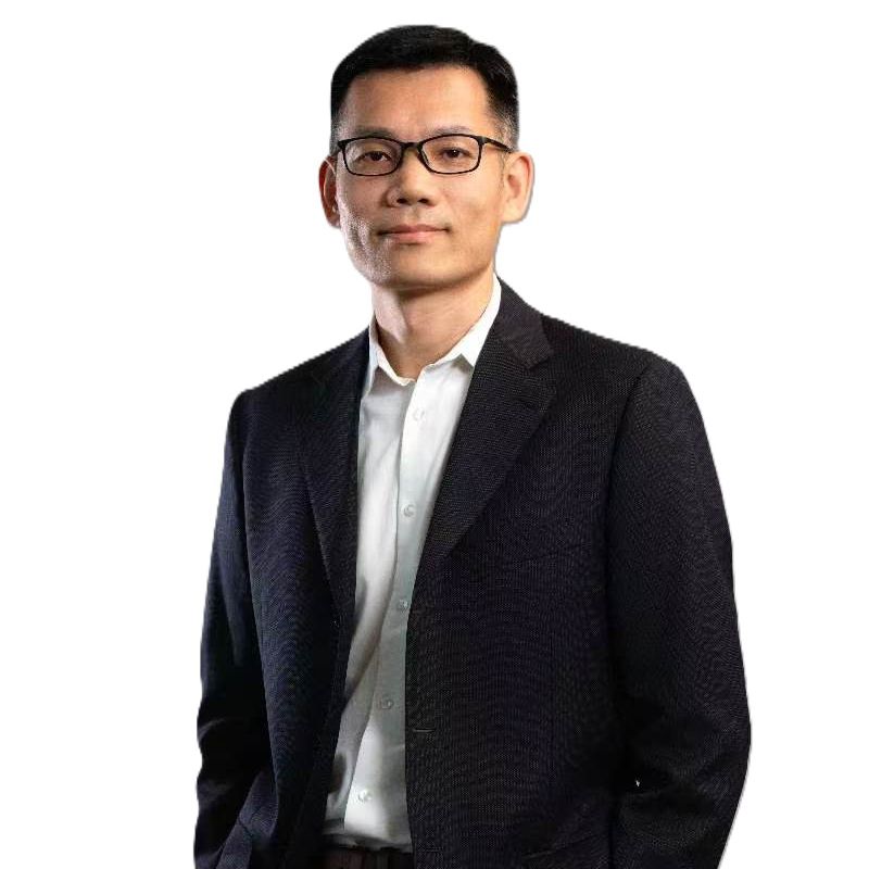 Un homme asiatique d'allure professionnelle, portant des lunettes et un costume sombre, regarde directement le spectateur.