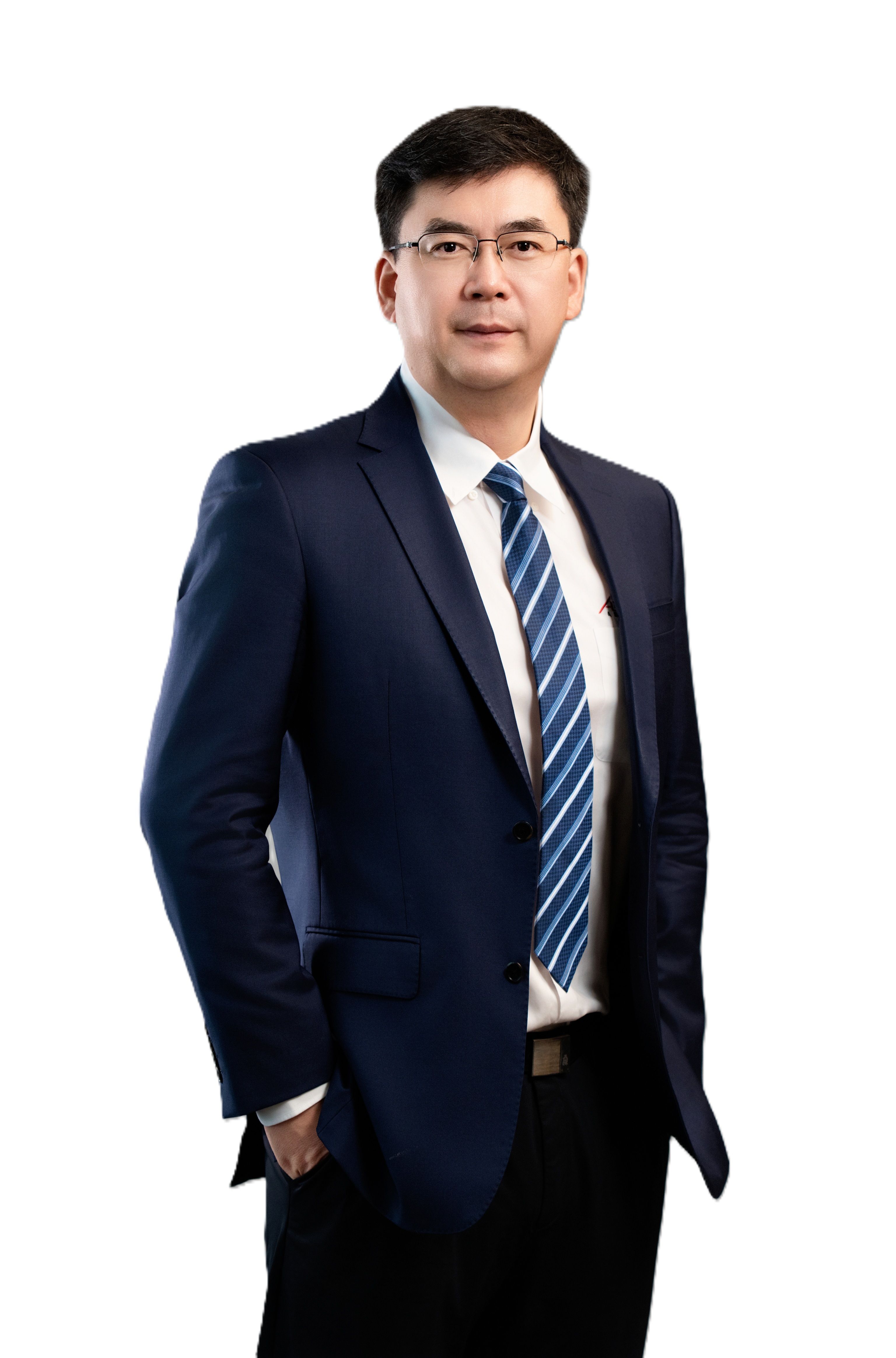 Un homme asiatique d'allure professionnelle, vêtu d'un costume sombre, d'une chemise blanche, d'une cravate rayée et portant des lunettes, le regard tourné vers l'avant.